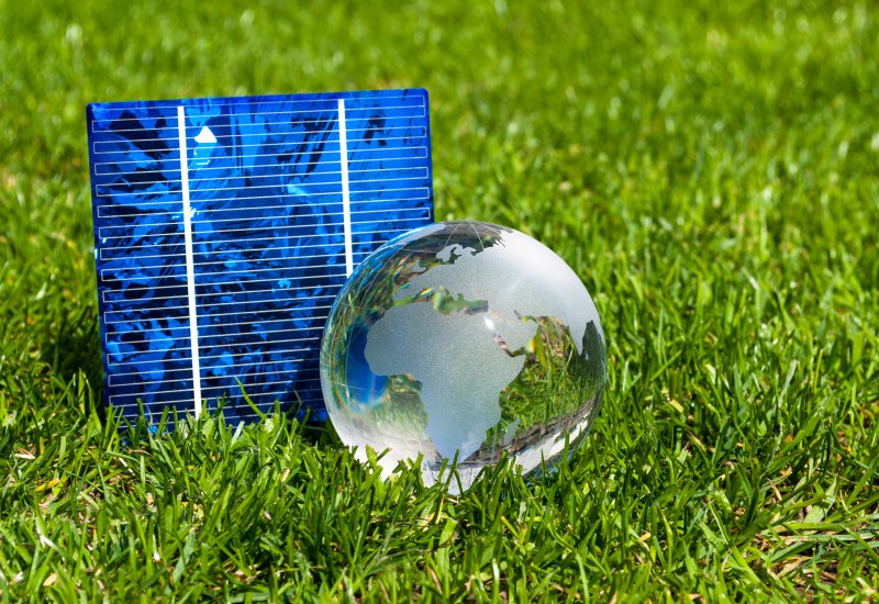 Photovoltaikanlage auf grünem Rasen