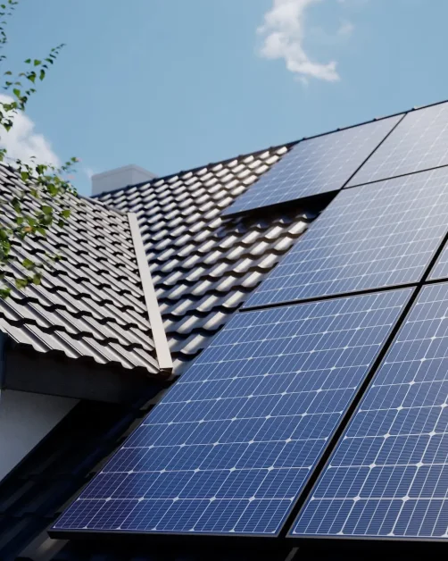 Photovoltaikanlage auf dem Dach eines Wohngebäudes zur Nutzung erneuerbarer Energien