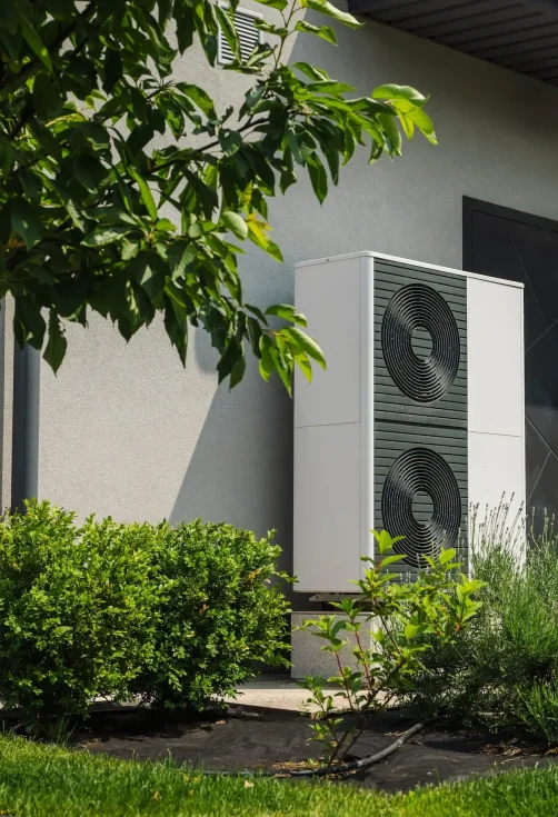 Außenaufgestellte Wärmepumpe zur effizienten Beheizung eines Wohngebäudes